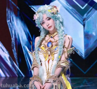 走路摇cos貂蝉，身穿白色衣裙，头戴粉色珠钗，造型超级温婉 - 图画吧TUHUABA