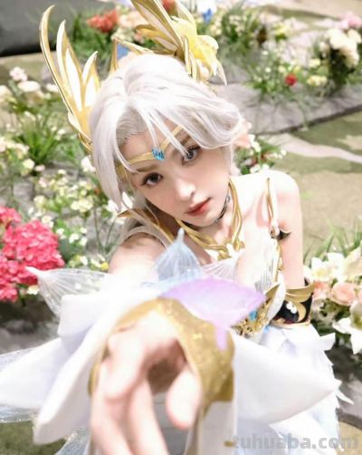 走路摇cos貂蝉，身穿白色衣裙，头戴粉色珠钗，造型超级温婉 - 图画吧TUHUABA