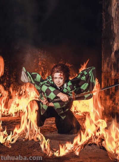 为了出 Cos连命都可以搭进去？Coser为还原炭治郎，直接在火海拍照 - 今日头条