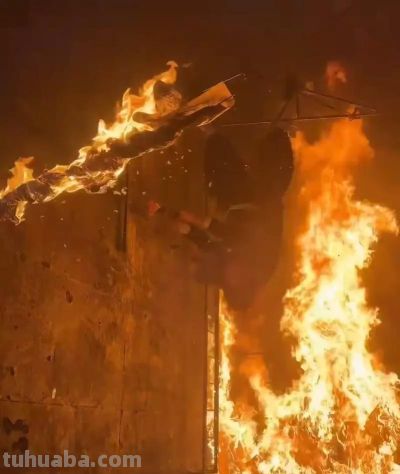 为了出 Cos连命都可以搭进去？Coser为还原炭治郎，直接在火海拍照 - 图画吧TUHUABA