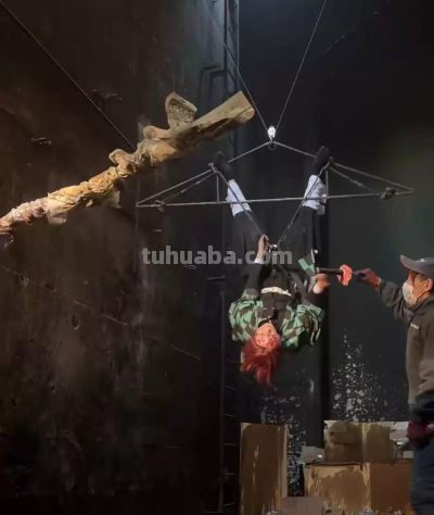 为了出 Cos连命都可以搭进去？Coser为还原炭治郎，直接在火海拍照 - 图画吧TUHUABA