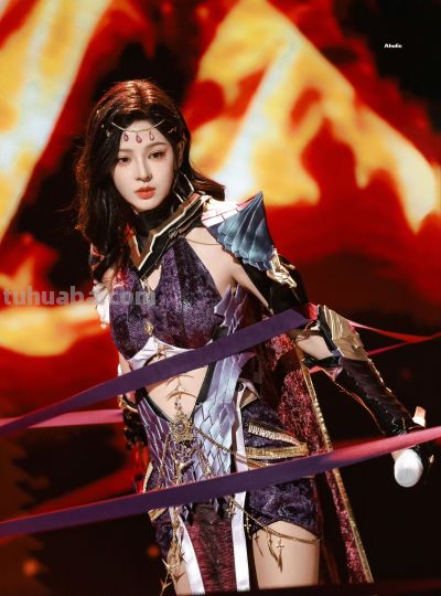 张予曦舞台cos造型封神！紫金战甲风穿搭把飒爽与美艳焊在身上 - 今日头条