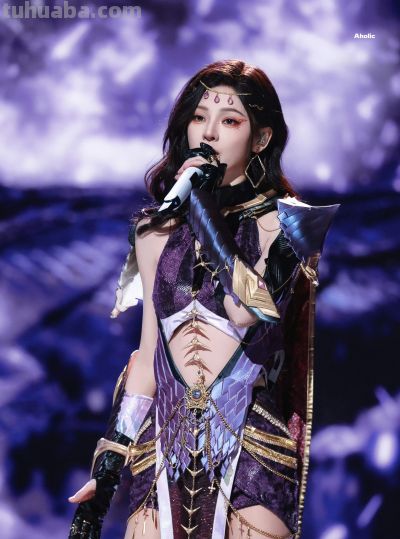 张予曦舞台cos造型封神！紫金战甲风穿搭把飒爽与美艳焊在身上 - 图画吧TUHUABA