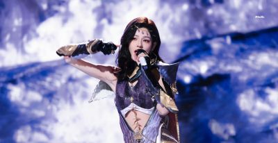 张予曦舞台cos造型封神！紫金战甲风穿搭把飒爽与美艳焊在身上 - 图画吧TUHUABA