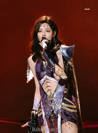 张予曦舞台cos造型封神！紫金战甲风穿搭把飒爽与美艳焊在身上 - 图画吧TUHUABA