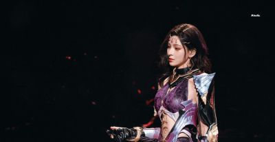 张予曦舞台cos造型封神！紫金战甲风穿搭把飒爽与美艳焊在身上 - 图画吧TUHUABA