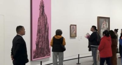 “色彩之巅”现场探访：走进粉色展区，看丰塔纳割破画布，毕加索描绘第一任妻子 - 图画吧TUHUABA