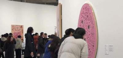 “色彩之巅”现场探访：走进粉色展区，看丰塔纳割破画布，毕加索描绘第一任妻子 - 图画吧TUHUABA