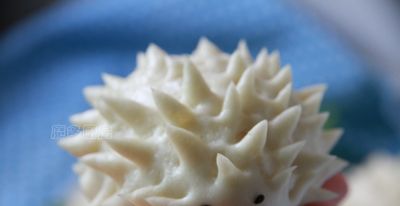 只要一把剪刀，就可以把普通的馒头变成萌萌的小刺猬面点，很简单 - 图画吧TUHUABA