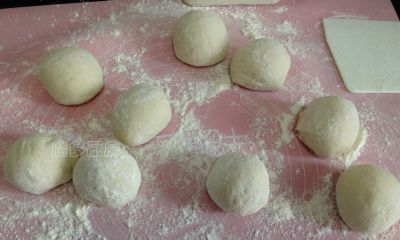 只要一把剪刀，就可以把普通的馒头变成萌萌的小刺猬面点，很简单 - 图画吧TUHUABA