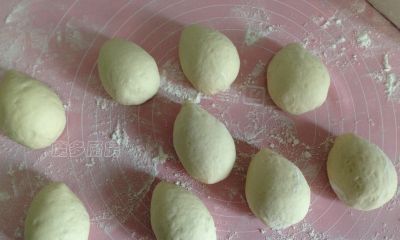 只要一把剪刀，就可以把普通的馒头变成萌萌的小刺猬面点，很简单 - 图画吧TUHUABA