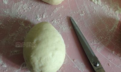 只要一把剪刀，就可以把普通的馒头变成萌萌的小刺猬面点，很简单 - 图画吧TUHUABA