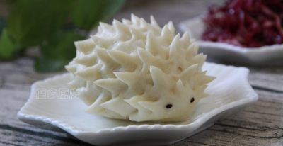 只要一把剪刀，就可以把普通的馒头变成萌萌的小刺猬面点，很简单 - 图画吧TUHUABA