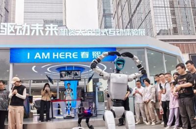 动漫展出圈、机器人巡街、潮玩节爆满……成都多场潮流科技活动解锁假日新玩法 - 图画吧TUHUABA