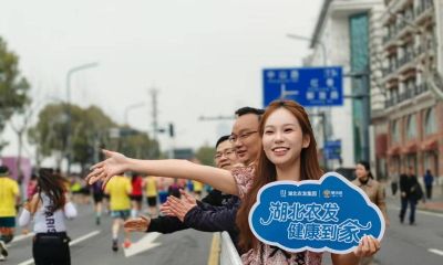 Cosplay+特色农产品展示 汉马风景线再添一抹亮色 - 图画吧TUHUABA