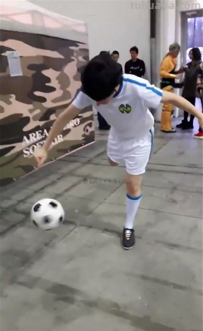 难得看见《足球小将》的Cosplay,意大利小哥挺有创意的 - 今日头条 难得看见《足球小将》的Cosplay,意大利小哥挺有创意的 - 图画吧TUHUABA