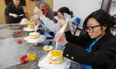 仙女镇樊套村：蛋糕DIY甜蜜迎三八 指尖烘焙绽放巾帼风采 - 图画吧TUHUABA