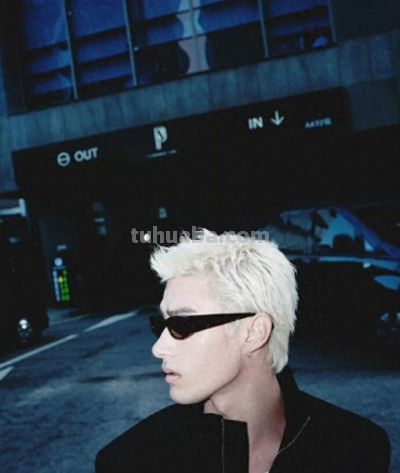 米卡 ×COS：首尔街头的金发型男，是不费力的极简松弛感 - 今日头条