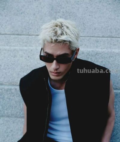 米卡 ×COS:首尔街头的金发型男,是不费力的极简松弛感 - 今日头条 米卡 ×COS:首尔街头的金发型男,是不费力的极简松弛感 - 图画吧TUHUABA