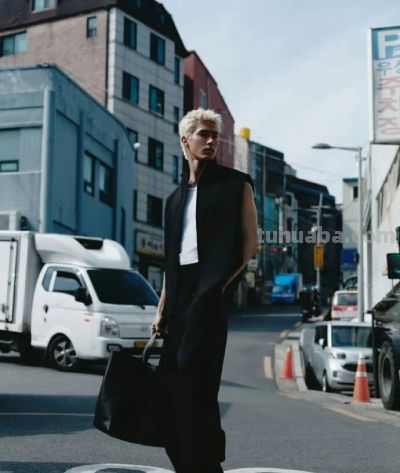 米卡 ×COS:首尔街头的金发型男,是不费力的极简松弛感 - 今日头条 米卡 ×COS:首尔街头的金发型男,是不费力的极简松弛感 - 图画吧TUHUABA