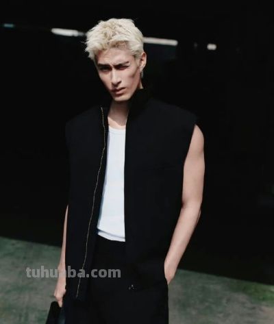 米卡 ×COS:首尔街头的金发型男,是不费力的极简松弛感 - 今日头条 米卡 ×COS:首尔街头的金发型男,是不费力的极简松弛感 - 图画吧TUHUABA