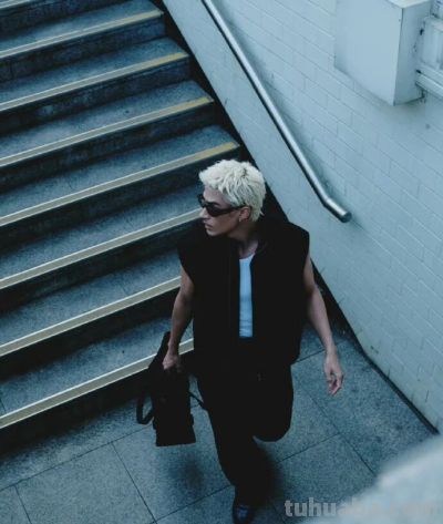 米卡 ×COS:首尔街头的金发型男,是不费力的极简松弛感 - 今日头条 米卡 ×COS:首尔街头的金发型男,是不费力的极简松弛感 - 图画吧TUHUABA