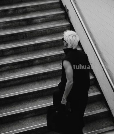 米卡 ×COS:首尔街头的金发型男,是不费力的极简松弛感 - 今日头条 米卡 ×COS:首尔街头的金发型男,是不费力的极简松弛感 - 图画吧TUHUABA