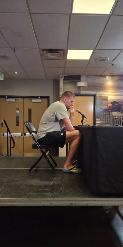 有趣的灵魂！约基奇穿小黄人洞洞鞋接受采访 此前cos该电影角色 - 今日头条