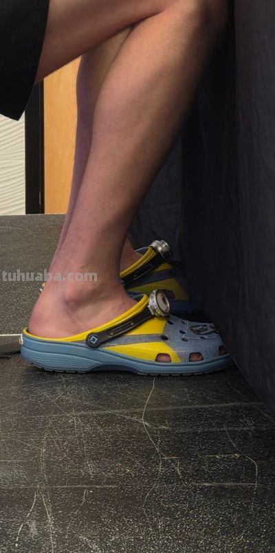 有趣的灵魂！约基奇穿小黄人洞洞鞋接受采访 此前cos该电影角色 - 图画吧TUHUABA