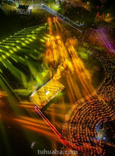 8.30穿越次元壁！虚拟偶像×金曲Live狂欢×光影水秀×Cos加冕，压轴烟花点亮千年银杏谷！ - 图画吧TUHUABA