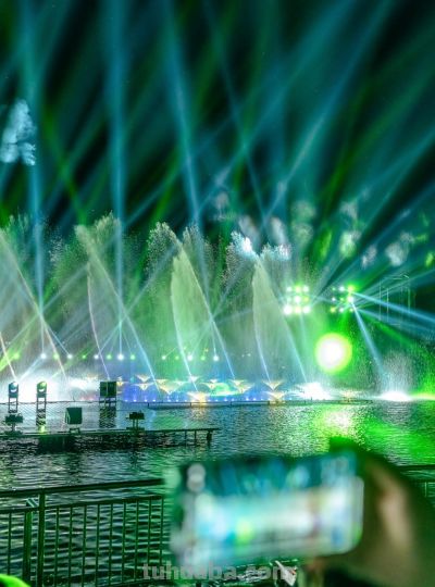 8.30穿越次元壁！虚拟偶像×金曲Live狂欢×光影水秀×Cos加冕，压轴烟花点亮千年银杏谷！ - 图画吧TUHUABA