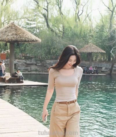 户外拍照：正站、侧站、微笑，10个动作，出片自然、松弛漂亮 - 图画吧TUHUABA