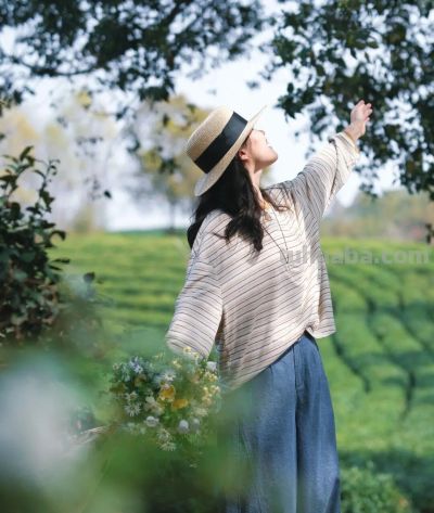 春天户外拍照，记住这3个拍照动作就够用了！优雅自然很好看 - 图画吧TUHUABA