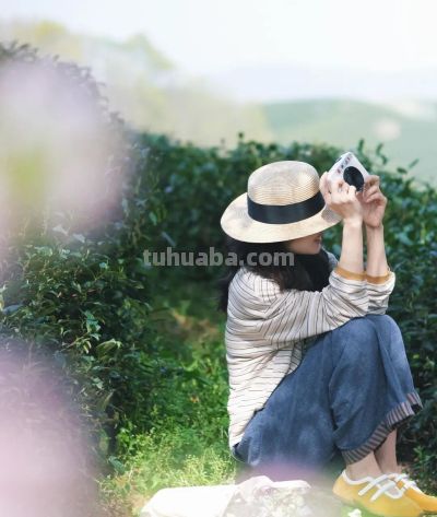 春天户外拍照，记住这3个拍照动作就够用了！优雅自然很好看 - 图画吧TUHUABA