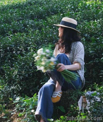 春天户外拍照，记住这3个拍照动作就够用了！优雅自然很好看 - 图画吧TUHUABA