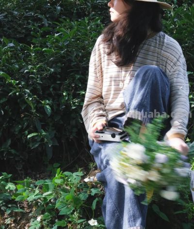 春天户外拍照，记住这3个拍照动作就够用了！优雅自然很好看 - 图画吧TUHUABA