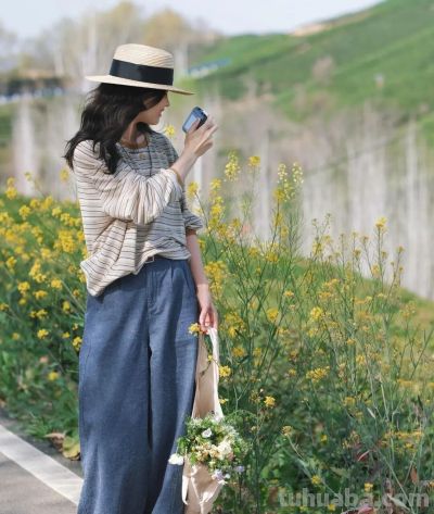 春天户外拍照，记住这3个拍照动作就够用了！优雅自然很好看 - 图画吧TUHUABA