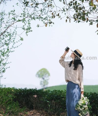 春天户外拍照，记住这3个拍照动作就够用了！优雅自然很好看 - 图画吧TUHUABA
