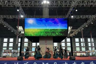 “曹州美食汇”：内蒙古西乌珠穆沁旗乌兰牧骑载歌载舞，边吃边看 - 今日头条