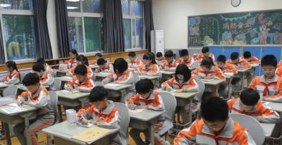 让字母起舞 让句子呼吸！济南这所小学的英语手抄报展 满是童心与妙想 - 图画吧TUHUABA