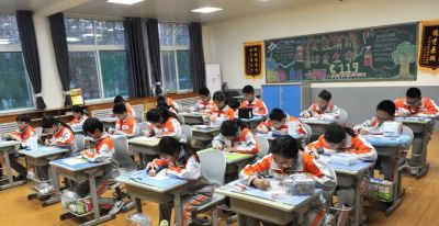 让字母起舞 让句子呼吸！济南这所小学的英语手抄报展 满是童心与妙想 - 图画吧TUHUABA