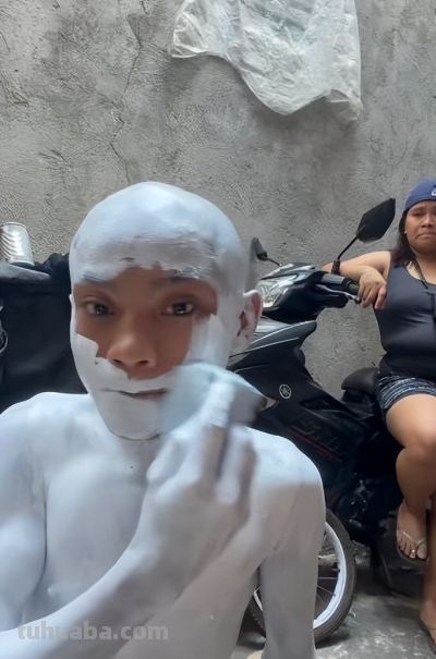 少年低成本Cos弗利萨大王，结果乳胶漆洗不掉，悲剧了 - 图画吧TUHUABA