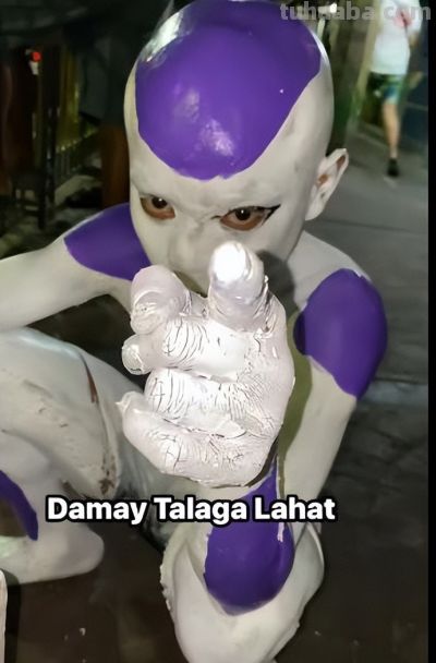 少年低成本Cos弗利萨大王，结果乳胶漆洗不掉，悲剧了 - 图画吧TUHUABA