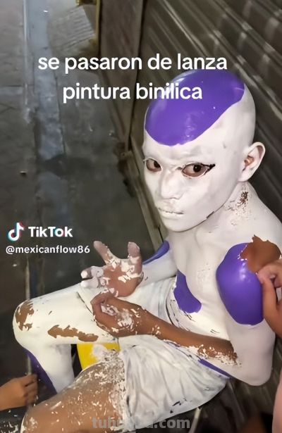 少年低成本Cos弗利萨大王，结果乳胶漆洗不掉，悲剧了 - 图画吧TUHUABA