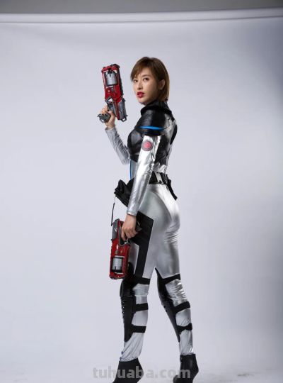 张俪穿紧身衣cos机甲战士 - 图画吧TUHUABA