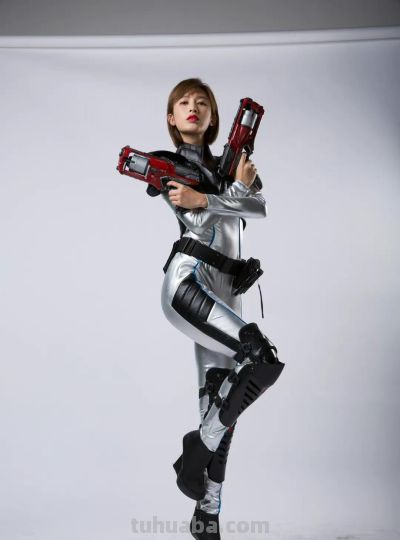 张俪穿紧身衣cos机甲战士 - 图画吧TUHUABA