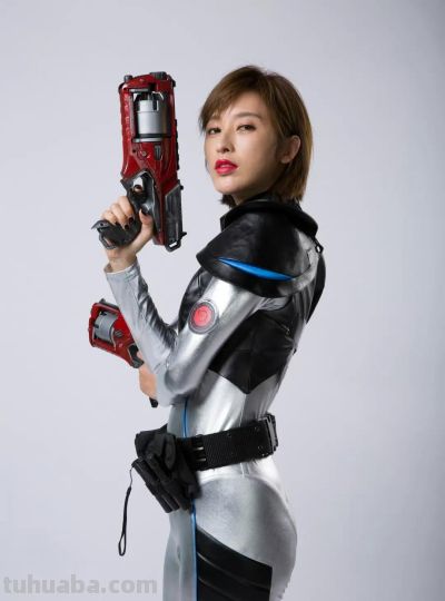 张俪穿紧身衣cos机甲战士 - 图画吧TUHUABA