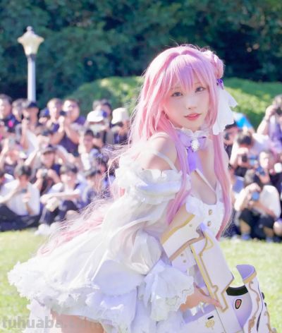 男粉比心遭无视，coser操作引争议，事后道歉，可惜网友不买账 - 图画吧TUHUABA