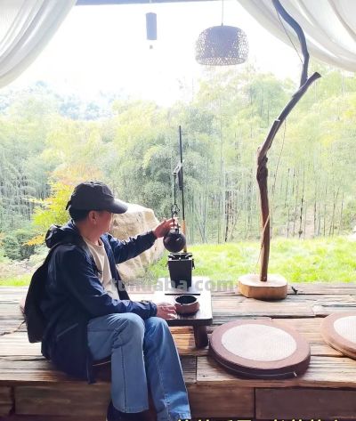 每日一画 | 晴光泼翠融村影 水色洇云抱日声·阳光下的小村·写意水彩 - 图画吧TUHUABA