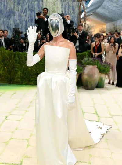 今年Met Gala红毯造型太抓马，大型cosplay现场！ - 图画吧TUHUABA